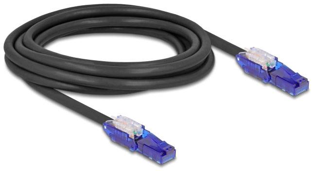 Schwarzes Netzwerkkabel mit blauen RJ45-Steckern an beiden Enden, aufgerollt zur Verwendung in Computer- oder Netzwerkverbindungen.