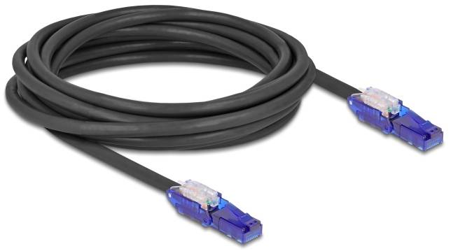 Ein schwarzes Ethernet-Kabel mit zwei blauen Steckern an den Enden, aufgerollt und bereit zum Anschließen von Netzwerkgeräten.