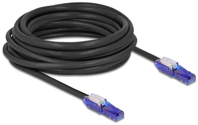 Schwarzes Ethernet-Kabel, aufgewickelt, mit blauen Steckern an beiden Enden, geeignet für Netzwerkverbindungen.