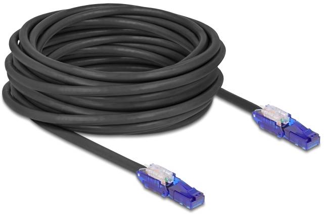 Schwarzes Ethernet-Kabel, zusammengerollt, mit blauen RJ45-Steckern an beiden Enden. Geeignet für Netzwerkverbindungen.