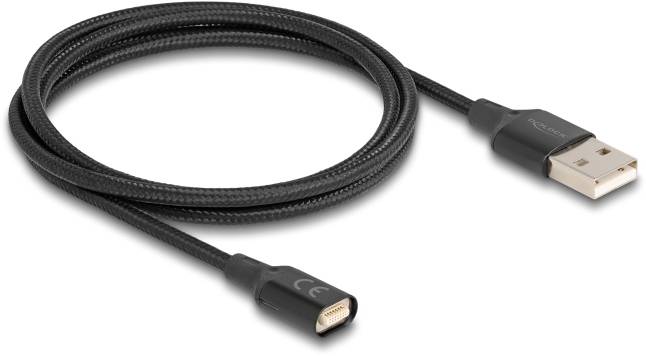 Schwarzes USB-Kabel mit USB-A-Stecker auf der einen und Mini-USB-Stecker auf der anderen Seite, geeignet für Geräteverbindungen.