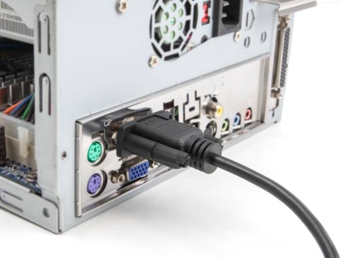 Eine Nahaufnahme der Rückseite eines Computergehäuses mit eingestecktem Stromkabel und sichtbaren Anschlussports für Peripheriegeräte.