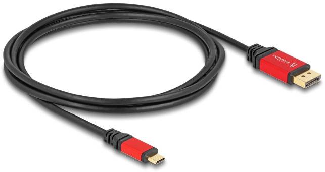 Ein schwarzes Kabel mit roten HDMI-Steckern an beiden Enden, aufgerollt auf einer weißen Oberfläche.