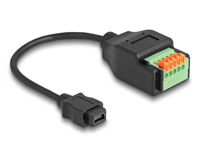 USB-Kabel mit grünem und orangefarbenem Adapterstecker an einem Ende und einem USB-C-Stecker am anderen, vor weißem Hintergrund.