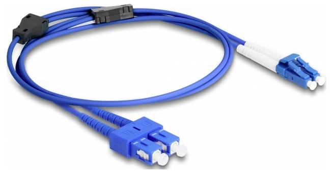 Blaues Glasfaserkabel mit LC-Stecker auf beiden Enden, geeignet für schnelle Datenübertragung in Netzwerken.