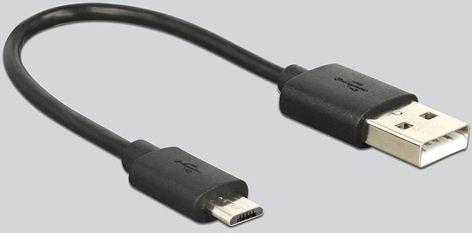 Ein USB-Kabel mit einem Micro-USB-Stecker auf der linken Seite und einem Standard-USB-Stecker auf der rechten Seite.