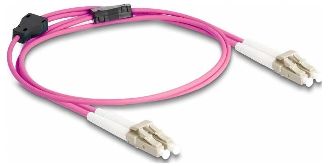 Pinkfarbenes Glasfaserkabel mit zwei Steckern an den Enden. Einsatz zur schnellen Datenübertragung in Netzwerken.