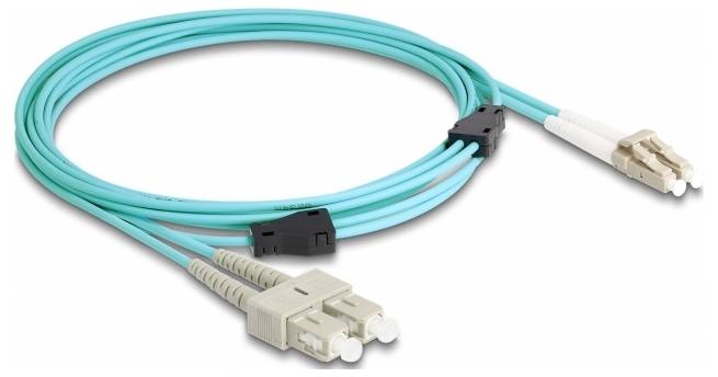 Ein blaues Glasfaserkabel mit LC-Anschlüssen an beiden Enden, verwendet zur Datenübertragung in Netzwerken.