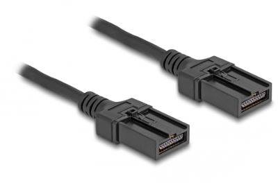 Zwei schwarze Kabel mit rechteckigen Steckern, die Daten- oder Stromverbindungen unterstützen können.