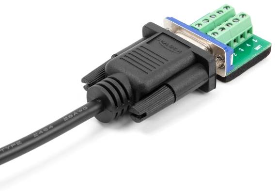 Ein schwarzes, rechteckiges Kabel mit einem grünen Steckverbinder und nummerierten Kontakten.