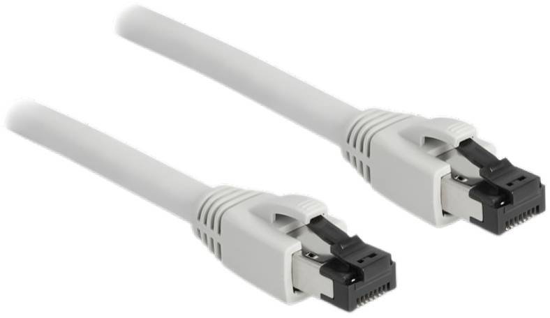 Zwei weiße Ethernet-Kabel mit RJ45-Steckern für Netzwerke.
