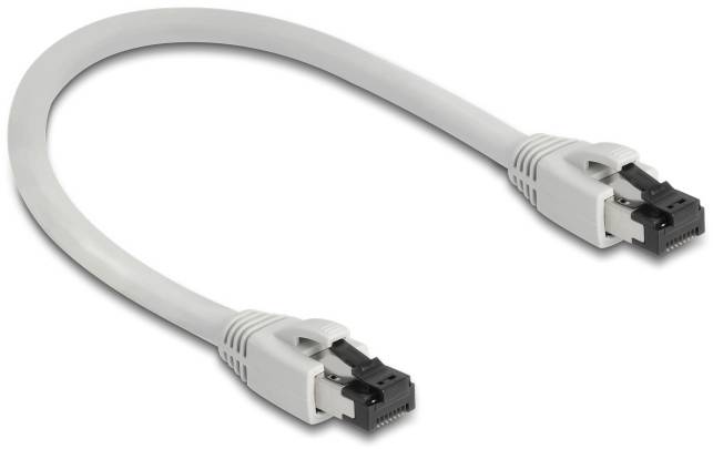 Ein weißes Netzwerk-Kabel mit zwei RJ45-Steckern an den Enden, das in einem gebogenen Verlauf liegt.