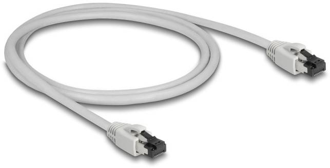 Ein graues Netzwerkkabel mit zwei RJ45-Steckern an den Enden. Es ist zu einem Kreis geformt und liegt auf einer weißen Oberfläche.