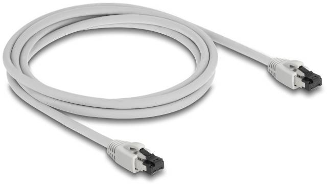 Ein weißes Netzwerkkabel mit zwei Steckverbindern, das für die Verbindung von Netzwerkgeräten verwendet wird.