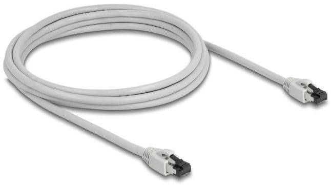 Ein graues Netzwerkkabel mit zwei identischen Steckern an den Enden liegt aufgerollt auf einer weißen Oberfläche.