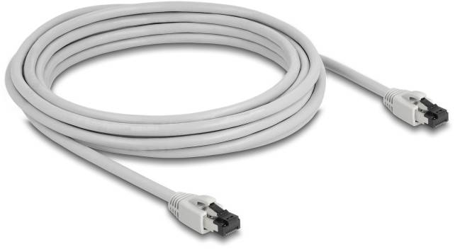 Ein graues Ethernet-Kabel, zusammengerollt mit zwei RJ45-Steckern an den Enden, auf einem weißen Hintergrund.