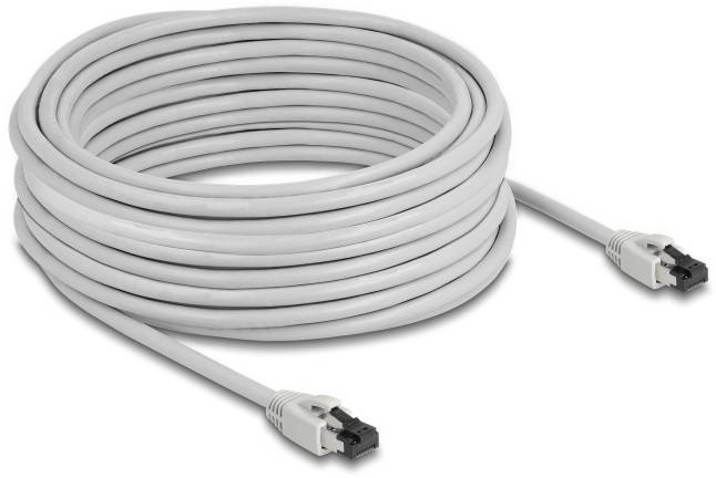 Ein zusammengerolltes graues Ethernet-Kabel mit zwei Steckern, das für die Verbindung von Netzwerkgeräten verwendet wird.