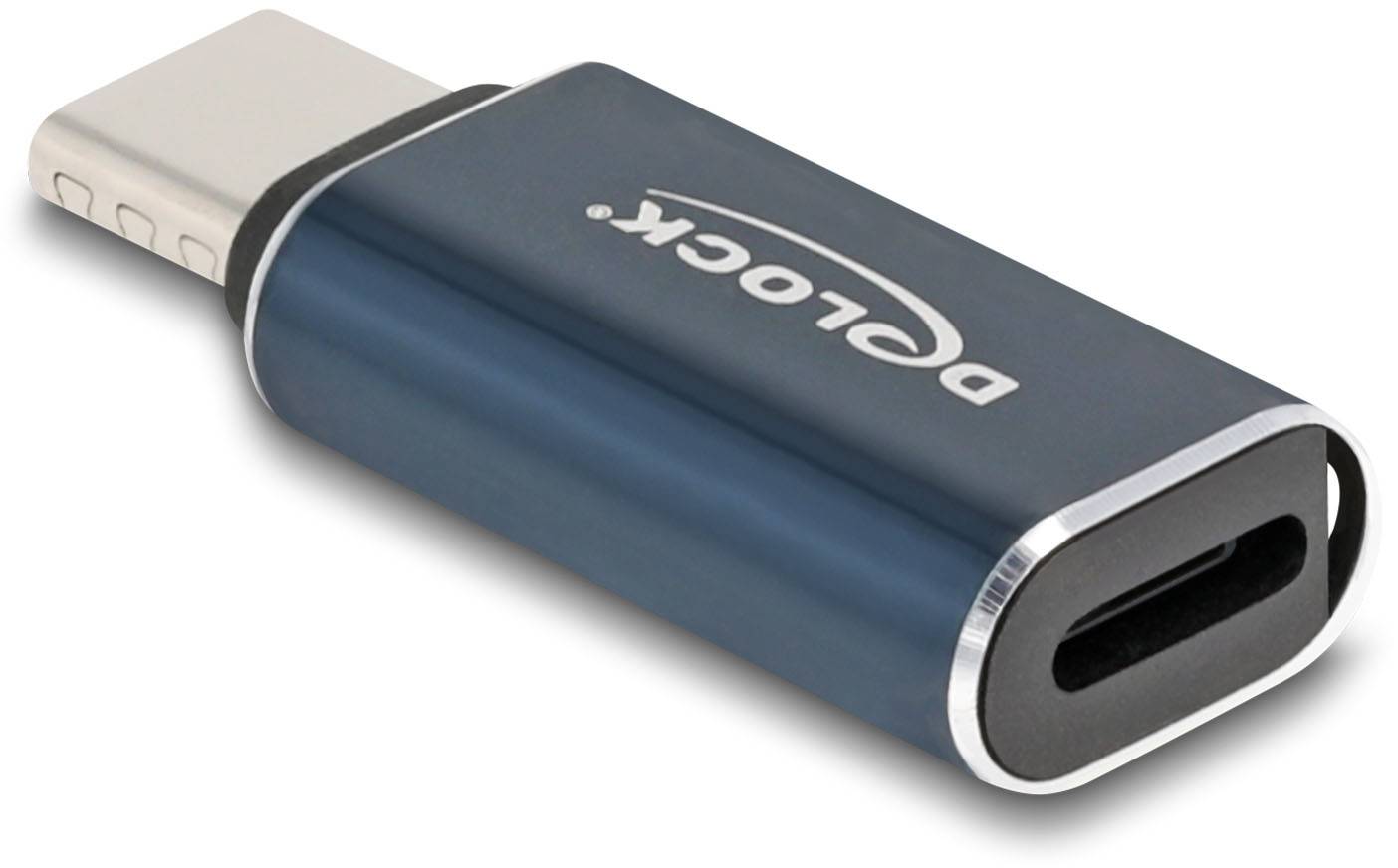 Ein silberner USB-C-Adapter mit blauem Gehäuse, geeignet zum Verbinden von USB-C-Kabeln und Geräten für Datenübertragung oder Ladezwecke.