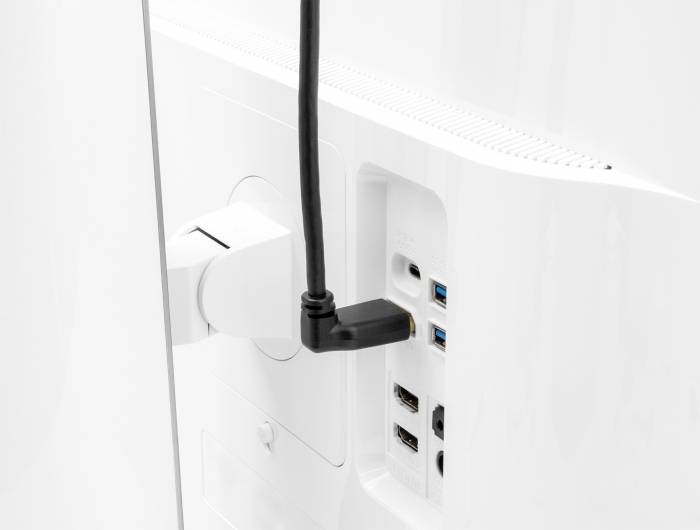 Rückseite eines Monitors mit mehreren Anschlüssen: HDMI, USB und DisplayPort. Ein HDMI-Kabel ist eingesteckt.