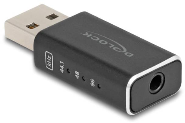 Ein schwarzer USB-Digital-Analog-Wandler (DAC) mit 3,5-mm-Klinkenanschluss und Sample-Rate-Anzeige in KHz für Audiogeräte.