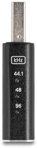 USB-Stick mit schwarzem Gehäuse und drei Anzeigelichtern, die 44,1 kHz, 48 kHz und 96 kHz für Audiofrequenz anzeigen.