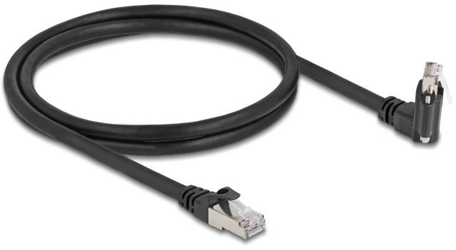 Ein schwarzes Ethernet-Kabel mit zwei RJ45-Steckern, das der Verbindung von Netzwerkgeräten dient.