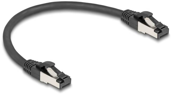 Schwarzes Netzwerkkabel mit zwei Steckern. Geeignet für Hochgeschwindigkeits-Datenübertragung in IT- und Netzwerkumgebungen.