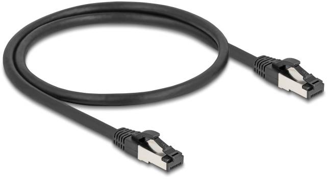 Ein schwarzes Ethernet-Kabel mit zwei RJ45-Steckverbindern an jedem Ende, verwendet für Netzwerkverbindungen.