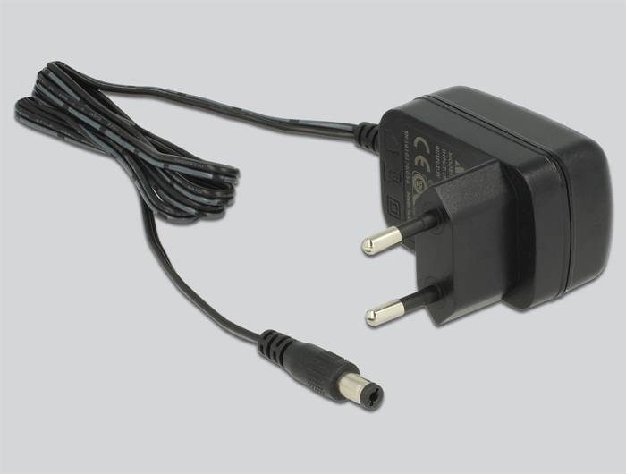 Netzteil mit europäischem Stecker und schwarzem Kabel.