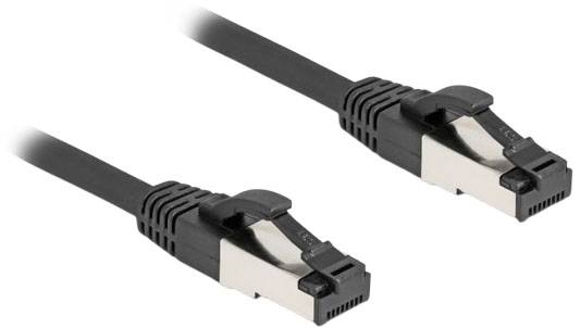 Zwei schwarze Ethernet-Kabel mit glänzenden Steckern, die für den Netzwerkanschluss verwendet werden.