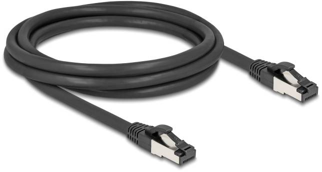 Ein schwarzes Ethernet-Kabel mit zwei RJ45-Steckern, geeignet für Netzwerkverbindungen in Heim- oder Büroeinrichtungen.