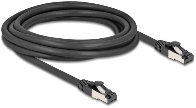 Ein langes schwarzes Netzwerkkabel mit zwei RJ45-Anschlüssen, das für die Verbindung von Computern oder Netzwerkgeräten verwendet wird.