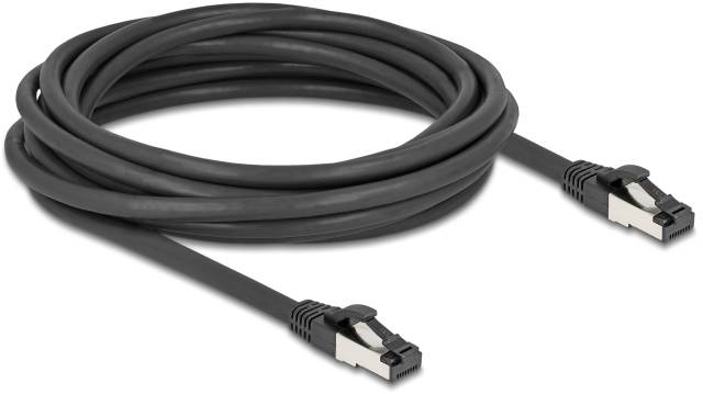 Ein schwarzes Netzwerkkabel mit zwei RJ45-Steckern, aufgerollt und bereit zur Verwendung für Internetverbindungen.