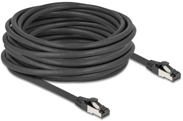 Ein langes schwarzes Ethernet-Kabel, aufgerollt, mit zwei RJ45-Steckern an den Enden.