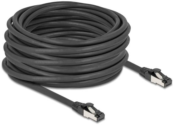 Ein langes, schwarzes Ethernet-Kabel mit Steckern an beiden Enden, geeignet für Netzwerkverbindungen.