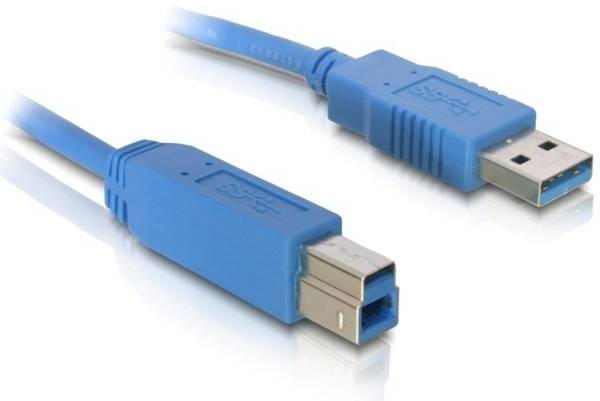 Zwei blaue USB-Kabel, eines mit Standard-USB-Stecker, das andere mit USB-B-Stecker, auf weißem Hintergrund.