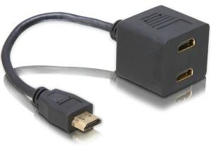 Ein HDMI-Splitter mit einem Eingang und zwei Ausgängen. Der Adapter teilt das Signal von einer Quelle auf zwei Bildschirme auf.