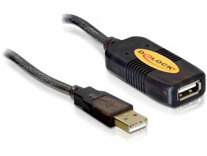 Ein USB-Verlängerungskabel mit einem männlichen USB-Stecker auf der linken Seite und einer weiblichen USB-Buchse auf der rechten Seite.