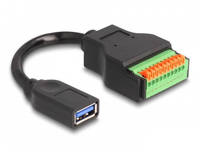 USB-Stecker verbunden mit einem grünen Steckblockadaptor für elektrische Verkabelung.