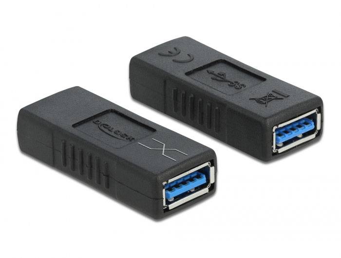 Zwei schwarze USB 3.0 Adapter mit blauen Anschlüssen, liegend auf weißem Hintergrund. Sie zeigen Symbole für USB und Datenübertragung.