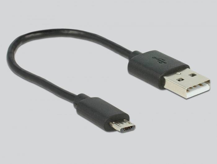 Ein schwarzes USB-zu-Micro-USB-Kabel, etwa 30 cm lang. Das Kabel dient zum Anschluss von Geräten wie Smartphones oder Tablets an einen Computer oder ein Ladegerät.