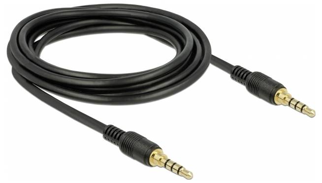 Ein schwarzes Audiokabel mit zwei goldenen 3,5-mm-Klinkensteckern an den Enden, aufgerollt auf hellem Hintergrund.