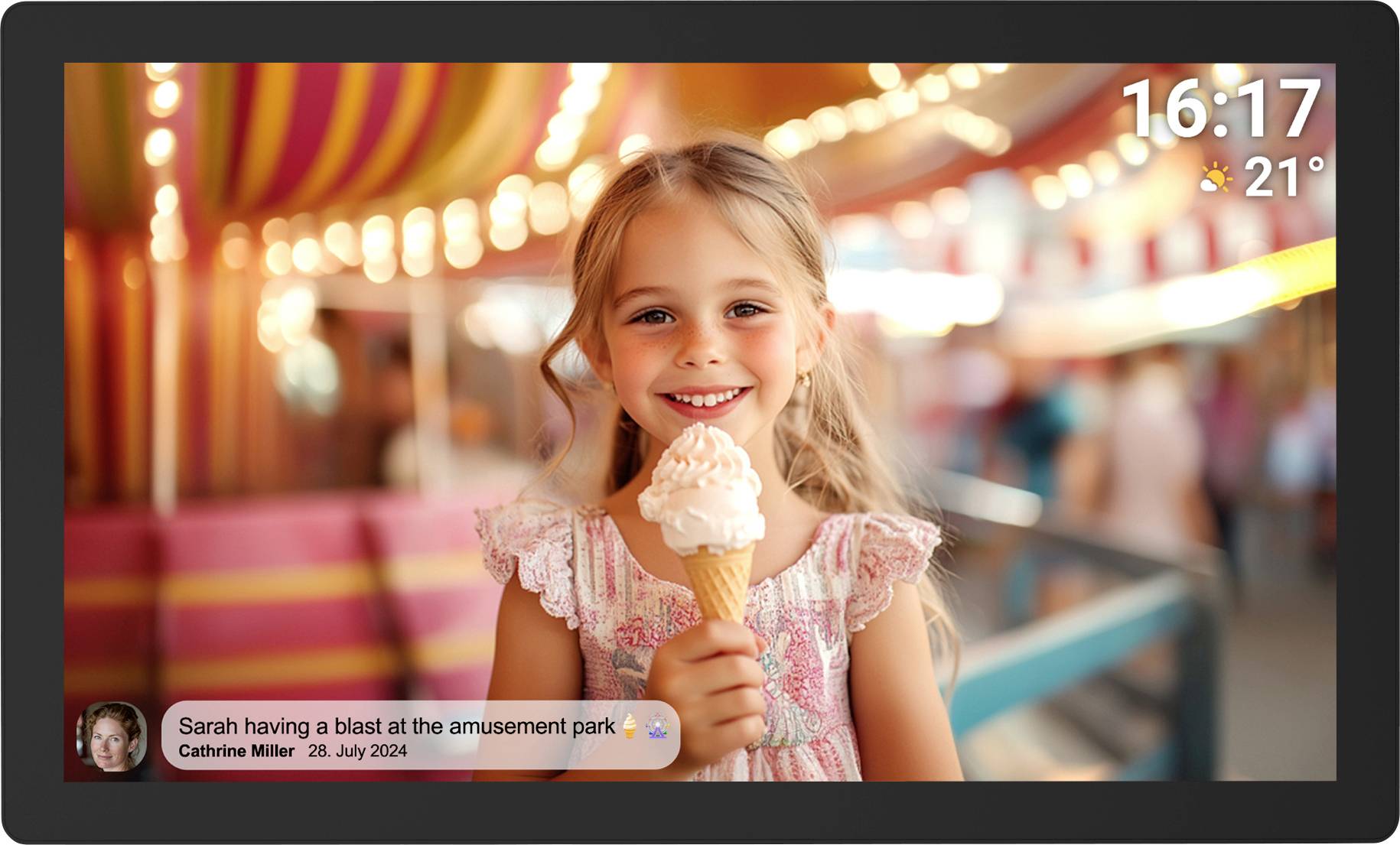 Ein lachendes Mädchen isst ein Eis im Vergnügungspark. Im Hintergrund sind bunte Lichter zu sehen. Oben rechts sind Uhrzeit und Wetter angezeigt.