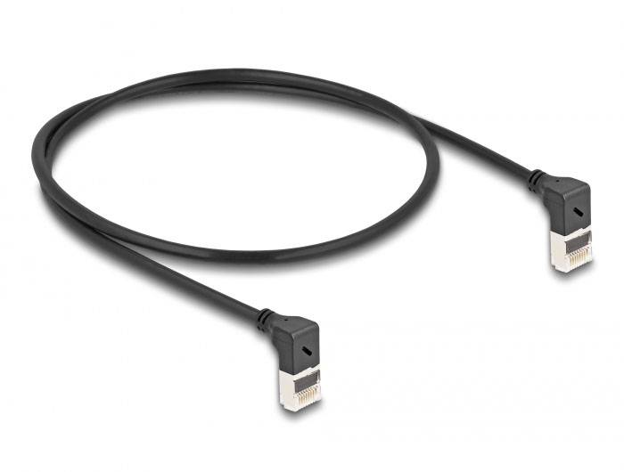 Abgeschirmtes, abgewinkeltes Netzwerkkabel mit RJ45-Steckern an beiden Enden, geeignet für stabile und platzsparende Verbindungen.