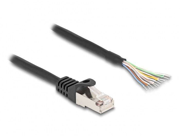 Ein Ethernet-Kabel mit einem RJ45-Stecker links und abisolierten Adern rechts, zeigt den internen Aufbau zur Datenübertragung.