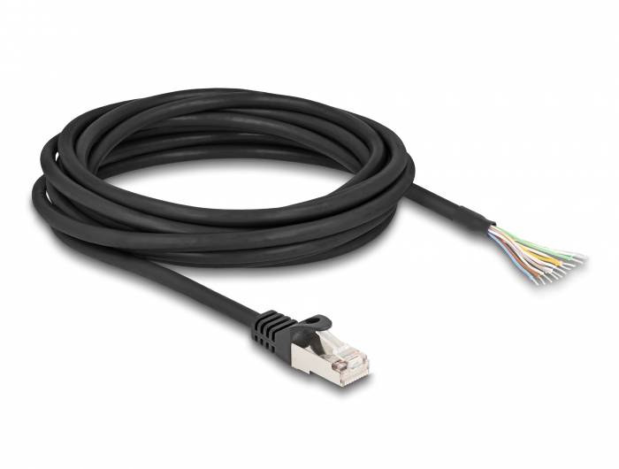 Schwarzes Ethernet-Kabel mit RJ45-Stecker auf der einen und freiliegenden acht farbigen Adern auf der anderen Seite, aufgerollt.