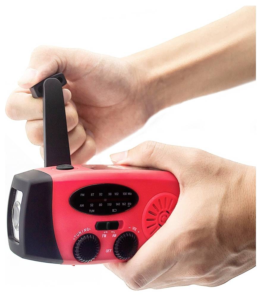 Hand dreht Kurbel eines roten Notfallradios mit Taschenlampe, FM/AM-Einstellungen und Lautsprecher.