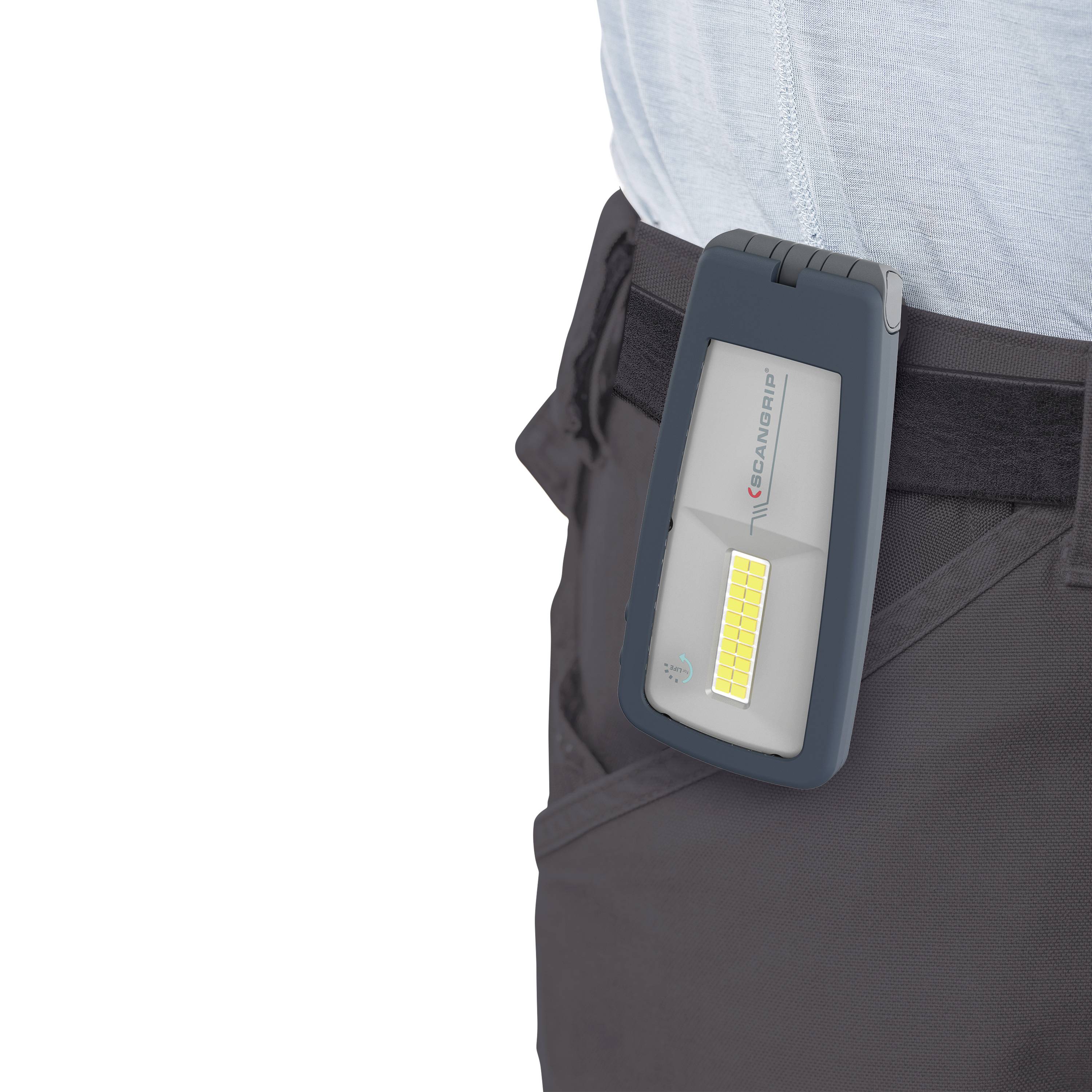 Eine Person trägt ein tragbares LED-Nachtlicht am Gürtel. Das Licht ist kompakt und soll mobil Beleuchtung bieten.