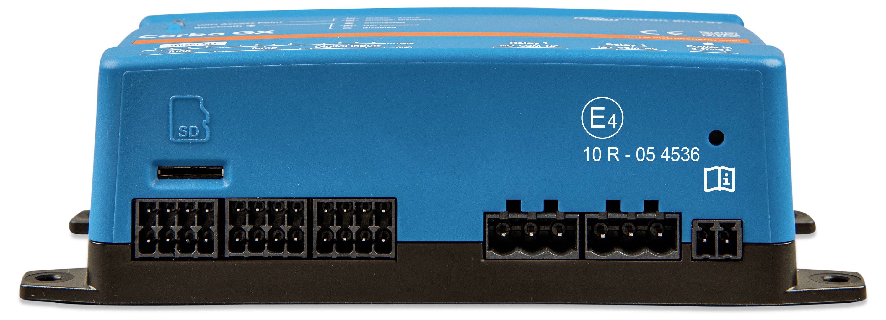 Blaues elektronisches Gerät mit mehreren schwarzen Anschlussbuchsen und einer SD-Kartenöffnung auf der Vorderseite.