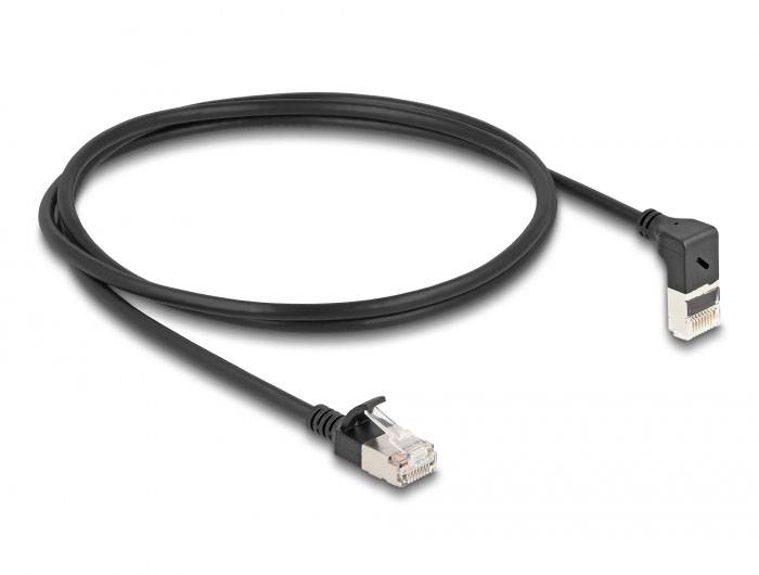 Ein schwarzes Ethernet-Kabel mit rechteckigen Steckern an beiden Enden liegt aufgerollt auf einer Oberfläche.